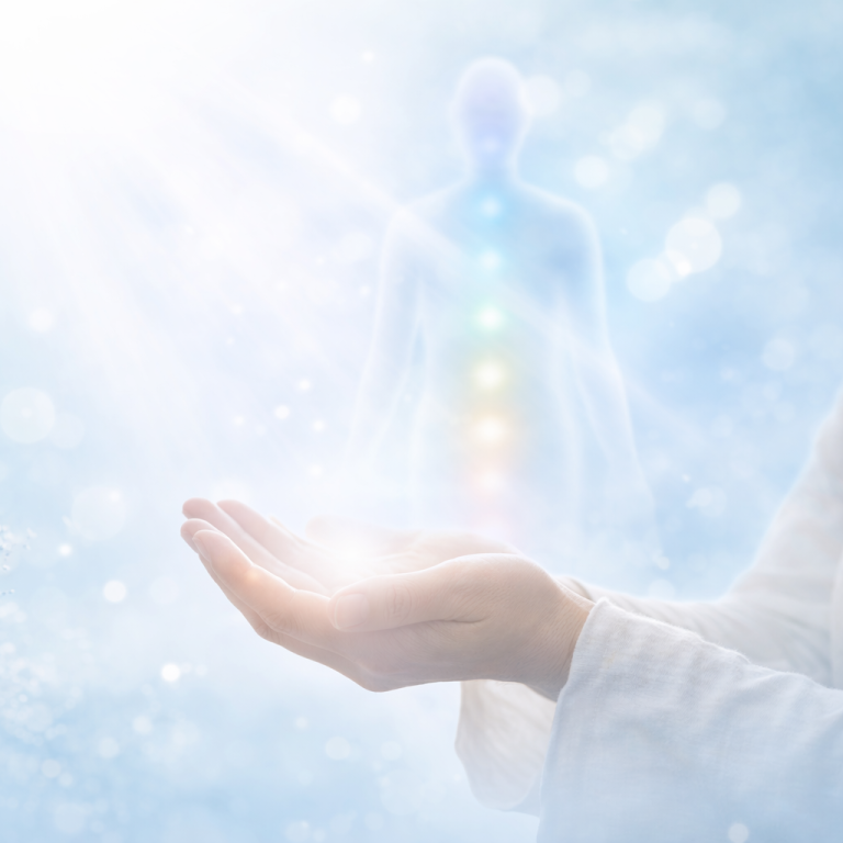 Reiki Bad Ems Tisch mit Laptop, Kaffeetasse, Kerze und Unterlagen in einem hellen Raum.